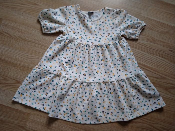 Robe beige a fleurs et son chouchou. Kiabi .
Taille 4 ans - photo numéro 3