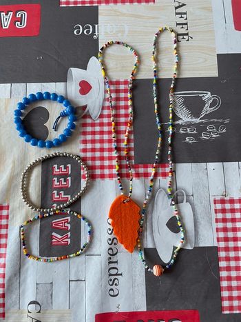 Lot de colliers et de bracelets pour enfant.