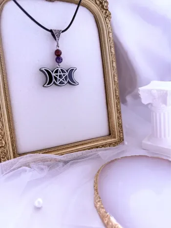 Collier en lien noir avec bijoux Witch et pierres d’améthyste