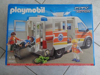 Ambulance avec secouristes city action playmobil 5541