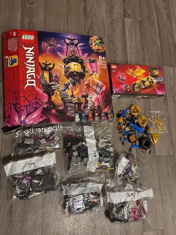 Lego Ninjago en vrac avec boites et pièces manquantes dans les deux boîtes. Les sachets sont ouverts