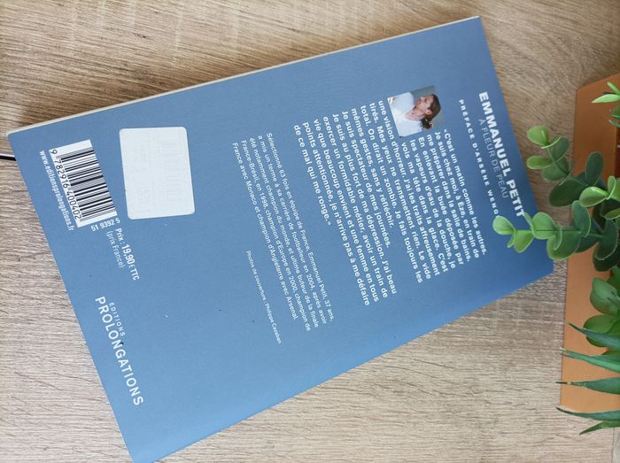 Livre Emmanuel Petit à fleur de peau - photo numéro 3