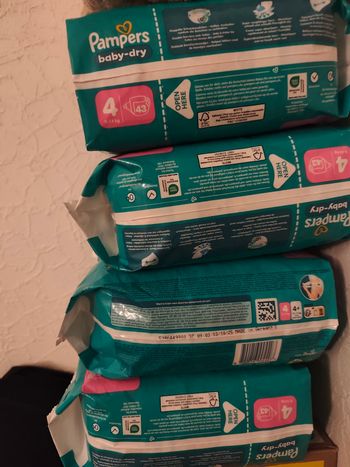 4 paquets couches pampers de 43 couche taille 4