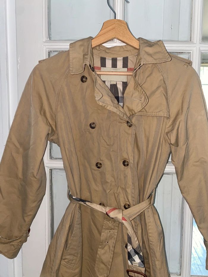 Trench burberry  14 ans (peut aussi convenir à un 34, petit 36) Valeur 900 euros - photo numéro 2