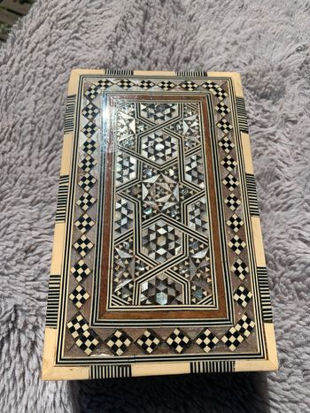 Boîte ancienne marqueterie nacrée velours rouge , vintage