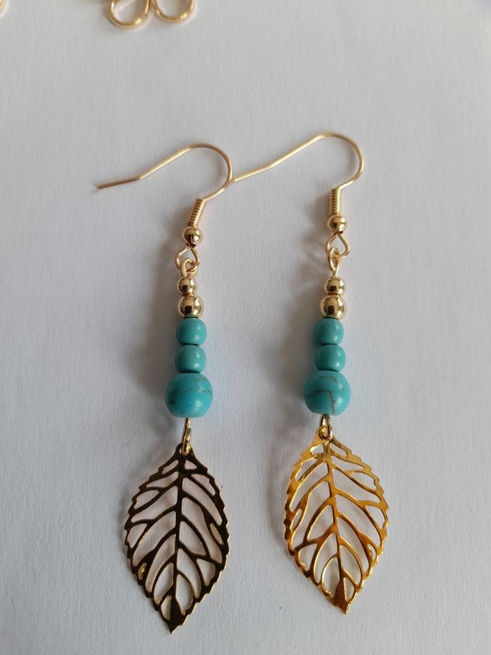 Boucles d'oreilles pendantes Turquoise et feuille doré - photo numéro 4