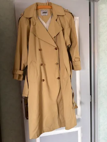Trench coat vintage beige Racing Dogs – Élégance rétro intemporelle
