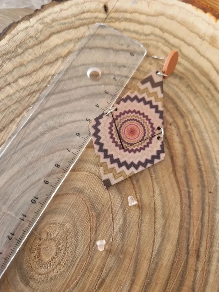 Boucles d'oreilles fantaisies losange en bois - photo numéro 2