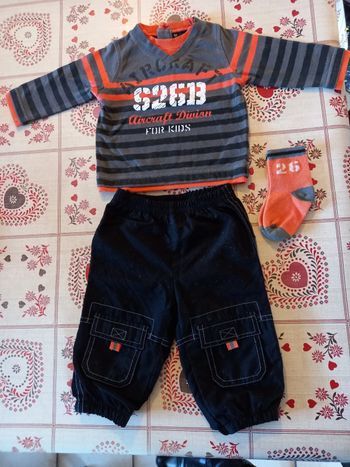 Ensemble pull pantalon chaussettes.