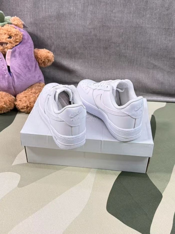 Nouveau Nike Air Force 1 Low Blanc Taille 45 - photo numéro 5