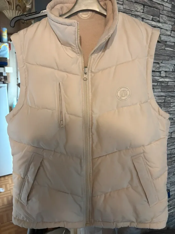 Doudoune sans manches beige, taché devant voir photo taille XL