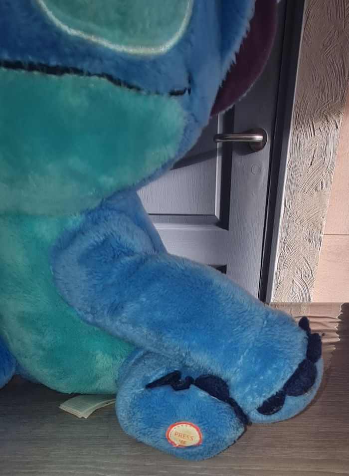 Doudou peluche Disney Lilo & Stitch lumineuse et musicale - photo numéro 4