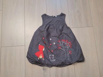 Très jolie robe grise, rouge et blanche. Fille 18 mois