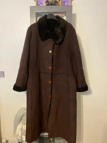 superbe manteau marron façon cuir retourné 52