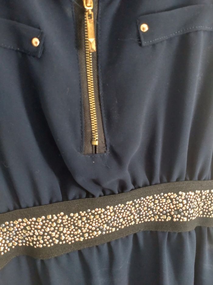 Robe courte légère avec bande ceinture dorée - photo numéro 2