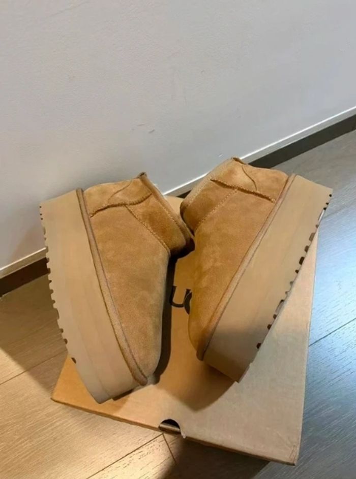 Bottes de neige UGG à talons hauts, pointure 40 - photo numéro 2