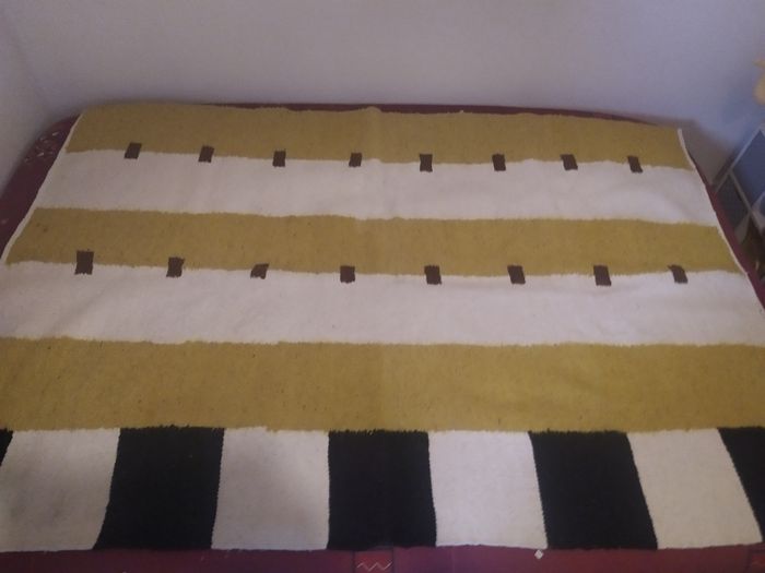 Tapis tunisien en laine tissé main " Maison château rouge "