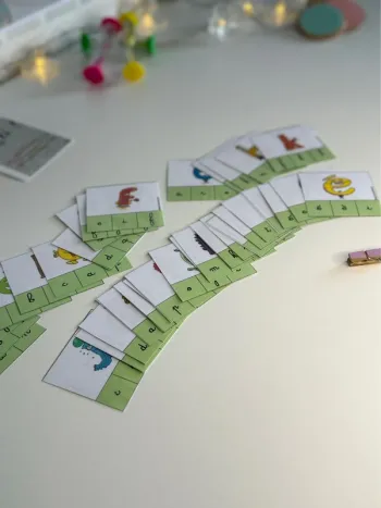 36 cartes à pinces lettres cursives avec les Alphas 