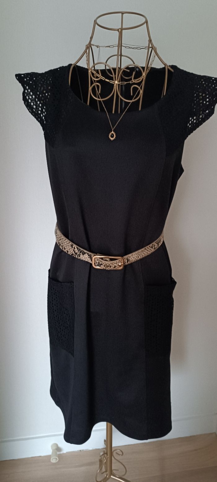 Robe noire, manches courtes.