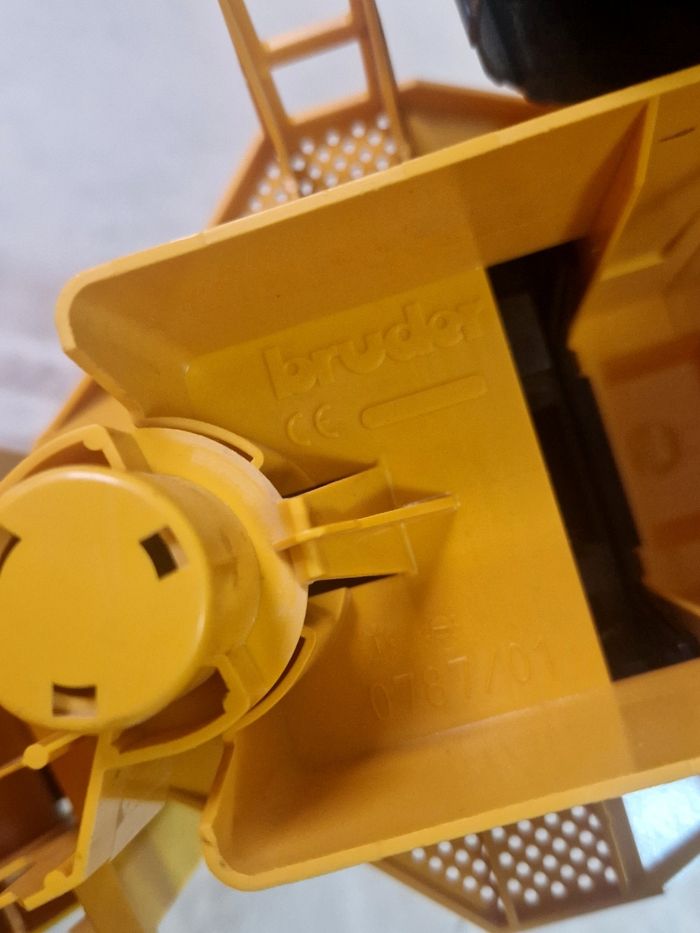 Tracteur  / tractopelle  , miniature  / jouet  , Bruder  , Fiat Fr 130 - photo numéro 7