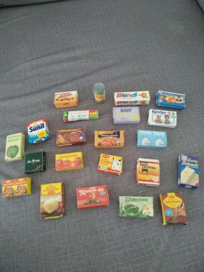 Lot de 22 petites boîtes publicitaires