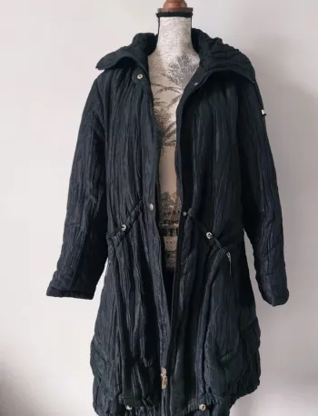 Manteau noir long et plissé