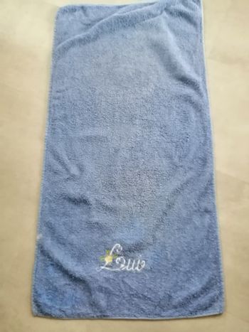 serviette bleu brodée  "lui" 89 x 45 cm