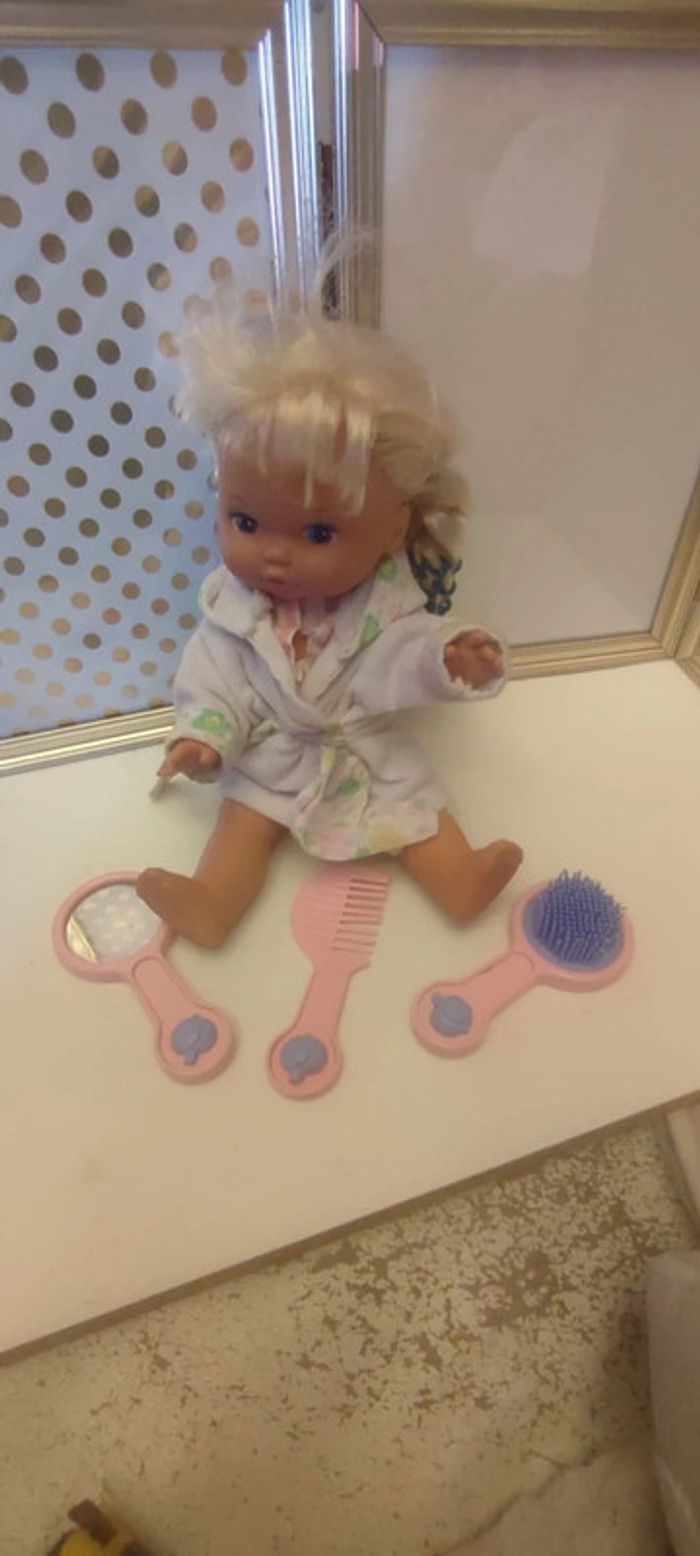 Jolie petite poupée