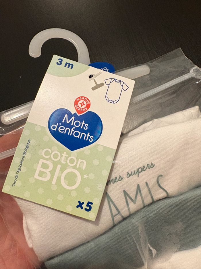 Lot de 5 bodies « Mes supers amis » Manches courtes Mots d’enfants Taille 3 mois - photo numéro 2