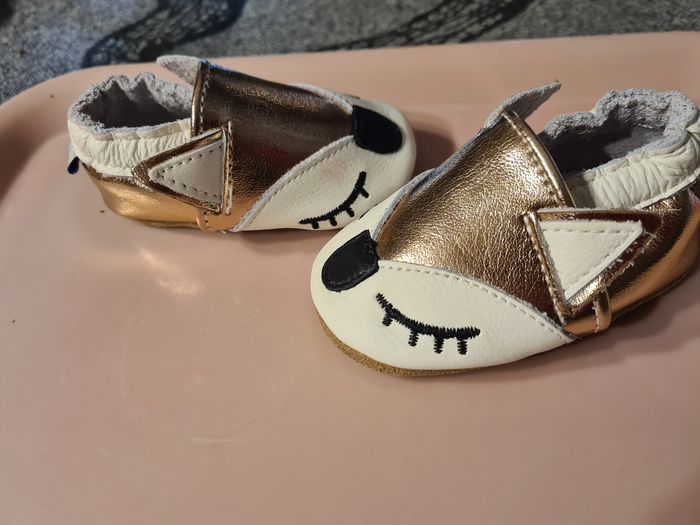 Chaussons. Bébé. 0/ 6 mois. 11.5 cm. Blanc,  doré . 11,5 cm - photo numéro 2