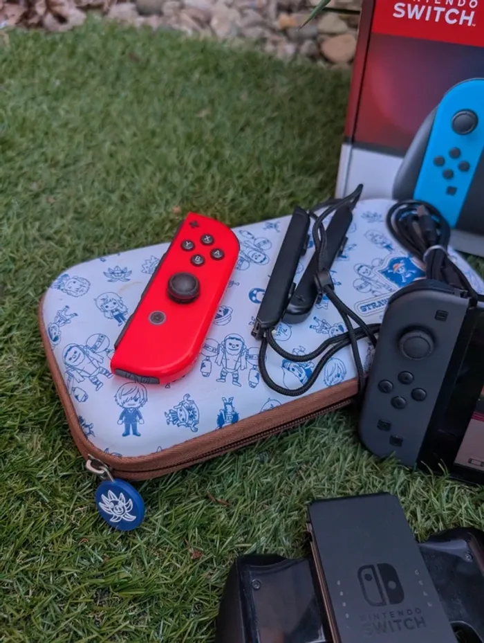 Console Nintendo Switch manettes carte SD pochette ect.. - photo numéro 16