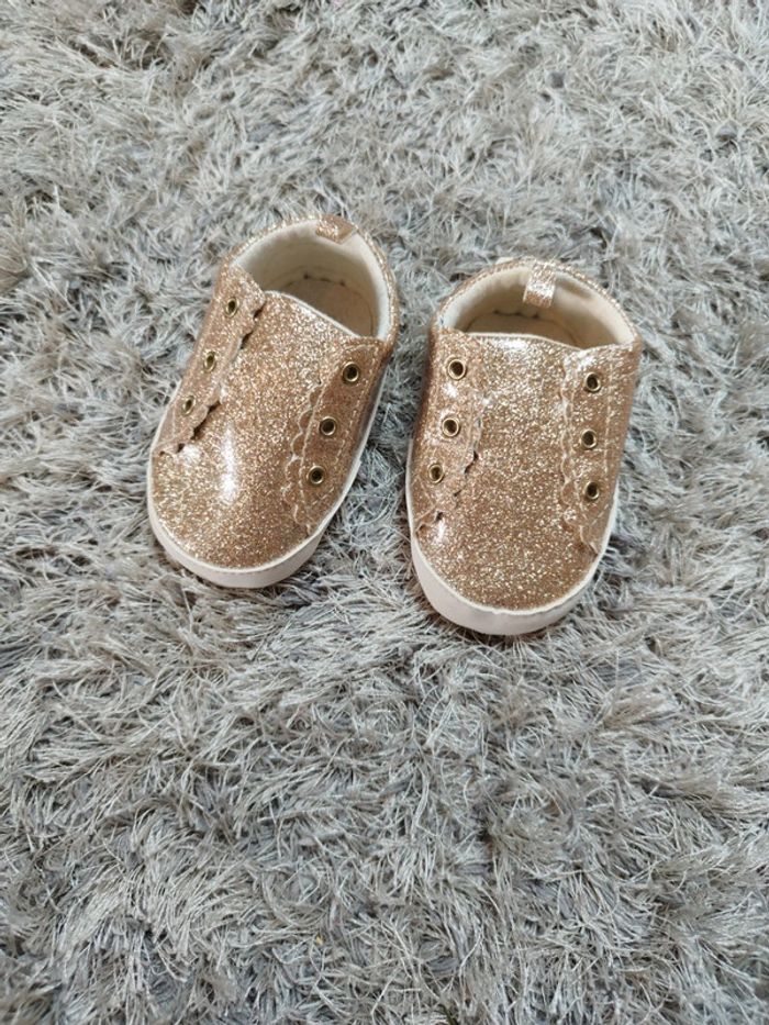 Jolie chaussures style basket Claudine doré 3 6 mois tape à l'oeil