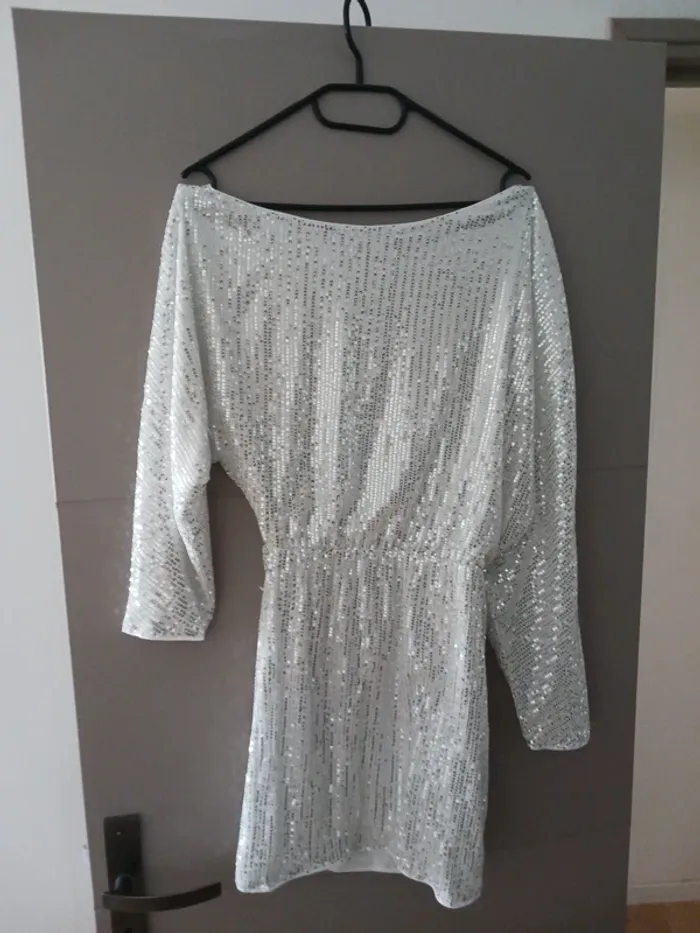 Robe à col asymétrique à paillettes argent Taille 34