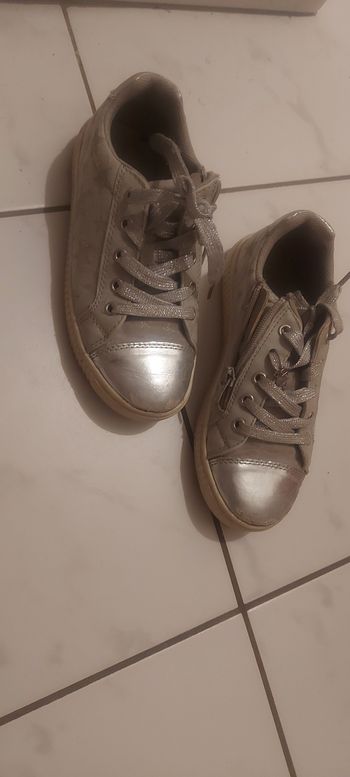 Baskettes gris étoiles taille 33