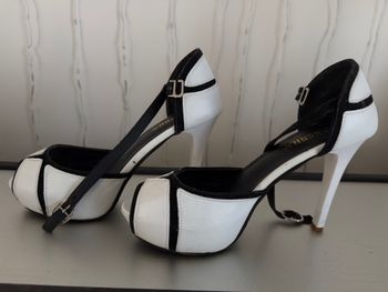 paire de chaussures blanches