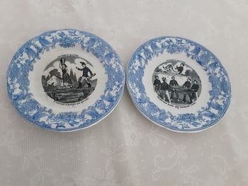 Lot de 2 assiettes vintage en porcelaine opaque marque gien motif proverbes militaire