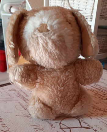 Petit chien en peluche