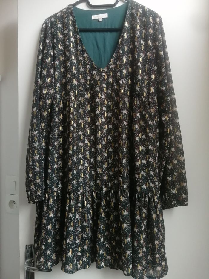 Jolie robe verte à motifs dorés - photo numéro 4