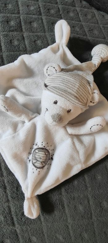 Ours blanc gris avec bonnet rayé