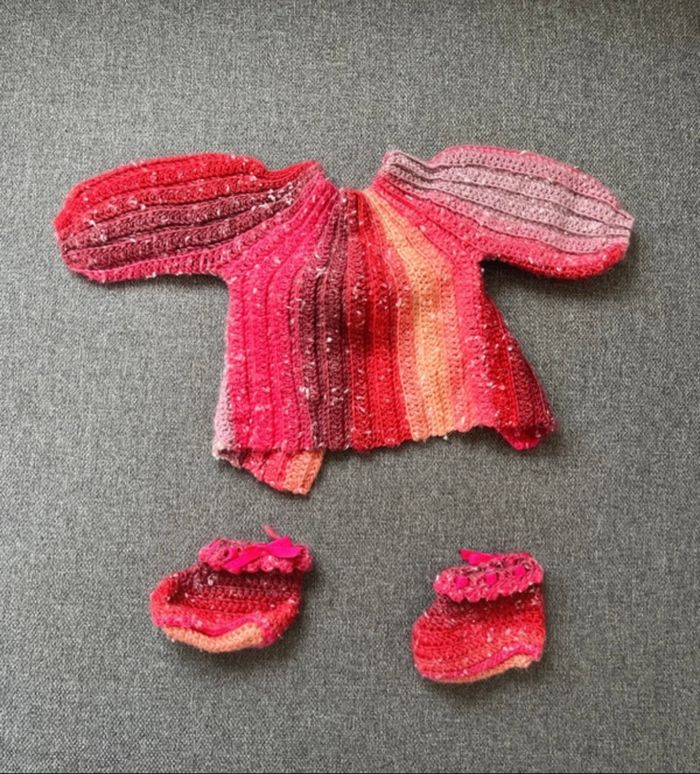 Lot 3 gilets une paire de chaussette et 2 bonnets 3 mois - photo numéro 2