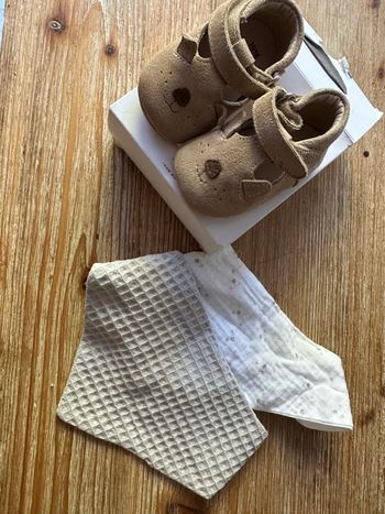 Lot chaussure et bavoir