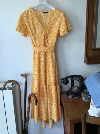 Robe longue d’été jaune et blanche