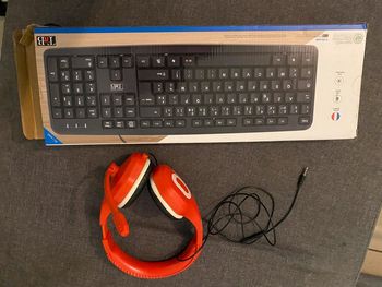 casque et clavier ordinateur