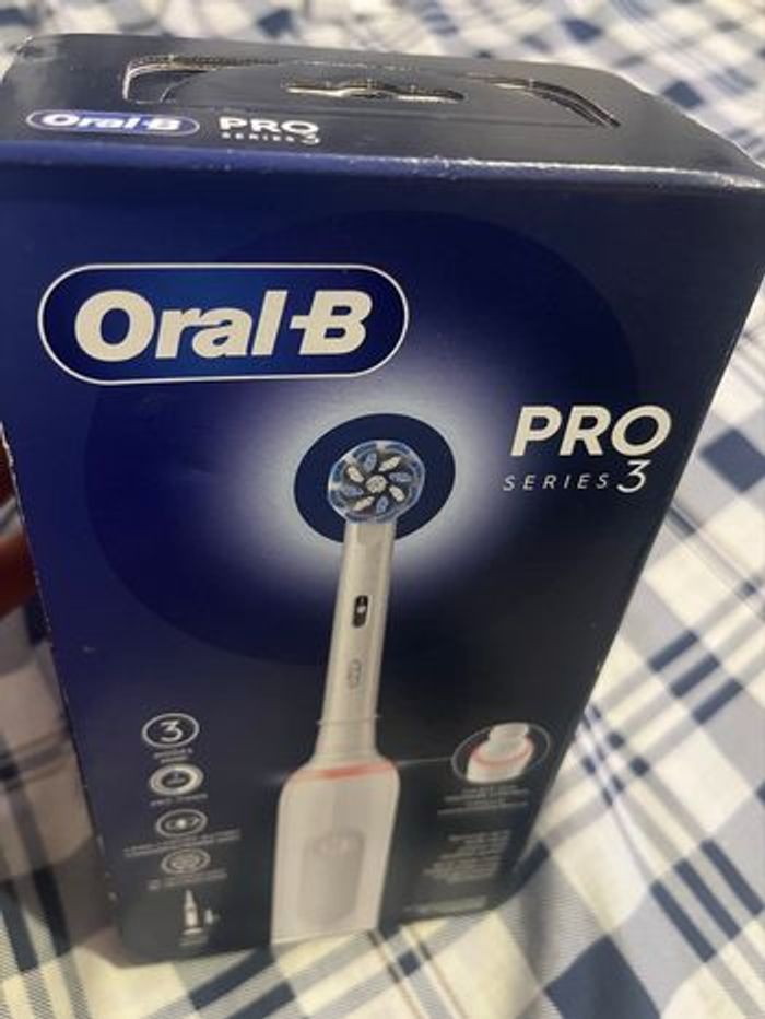 Brosse à dents électrique Oral B PRO série 3  NEUVE - photo numéro 3