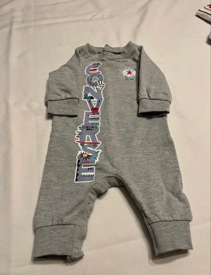 Combinaison converse 3-6 mois - photo numéro 2