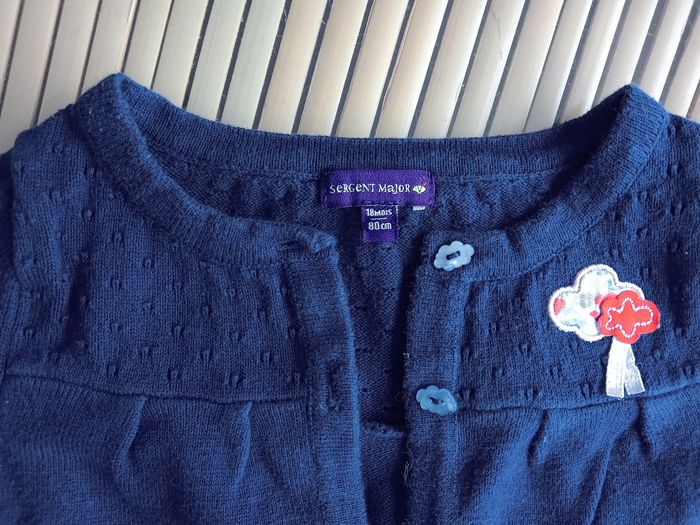 Petit gilet boléro bleu marine avec de jolis détails - photo numéro 2