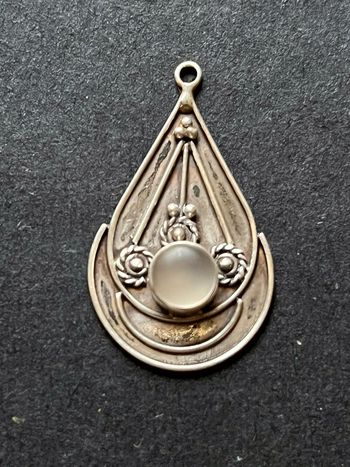 Joli pendentif «goutte » en argent massif avec pierre blanche TBE