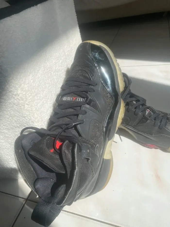 Jordan 11 CMFT Low 45 black red 45,5 - photo numéro 3