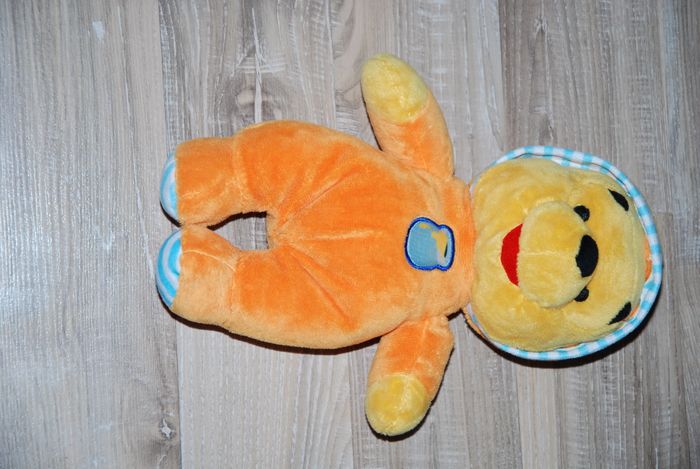 doudou peluche Winnie l'ourson pyjama capuche orange brodé pot de miel DISNEY