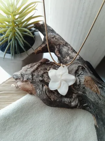 Collier bohème fleur de tiaré en nacre blanche